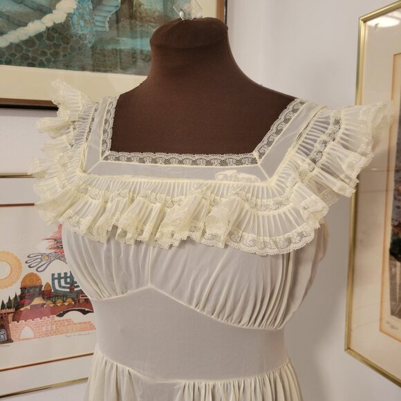 Vintage Pale Yellow lace and Nylon Nightdress - Picture 3 of 4